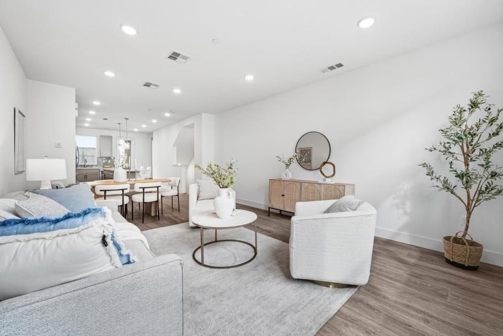 Image 4 of property listing at 323 Alviso Terrace, Sunnyvale, CA 94085