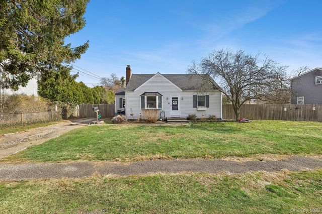 42 Smith Street, Greenlawn, NY 11740