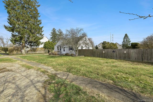 42 Smith Street, Greenlawn, NY 11740