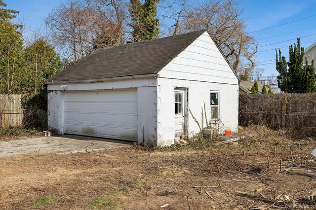 42 Smith Street, Greenlawn, NY 11740
