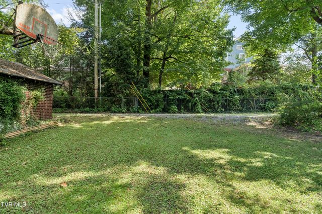 827 West Pine Street, Johnson City, TN 37604