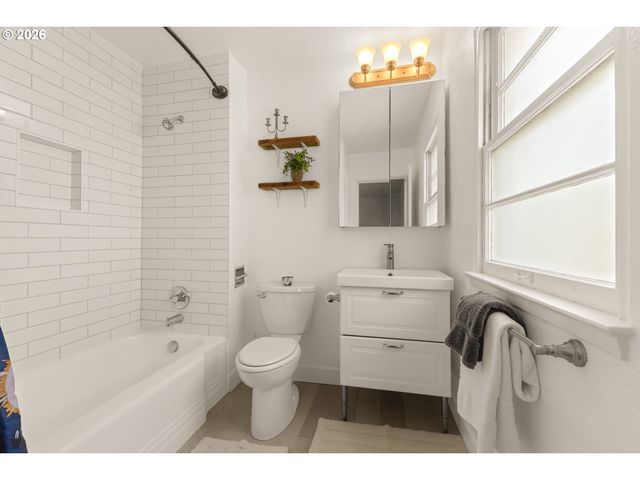 6918 Ne HANCOCK St, Portland, OR 97213