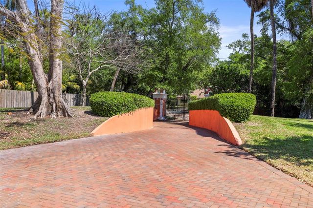 1600 PARK STREET N, St Petersburg, FL 33710