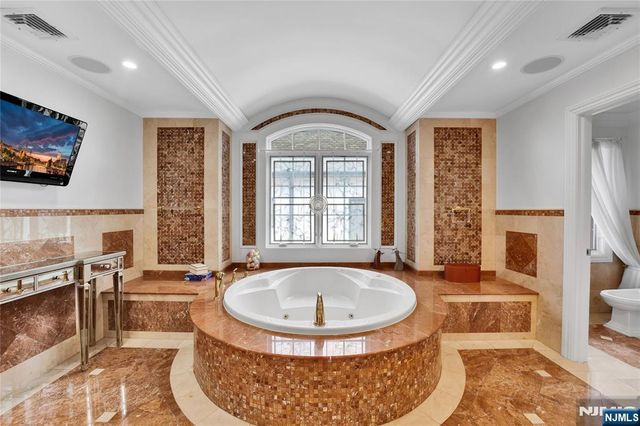2 Euclid Road, Fort Lee, NJ 07024