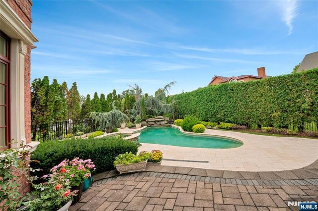 2 Euclid Road, Fort Lee, NJ 07024