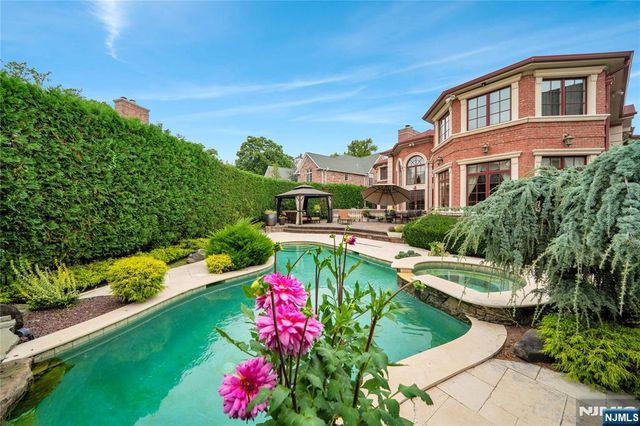 2 Euclid Road, Fort Lee, NJ 07024