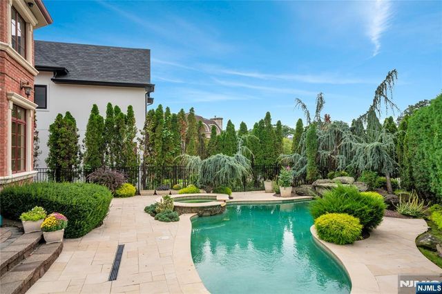 2 Euclid Road, Fort Lee, NJ 07024