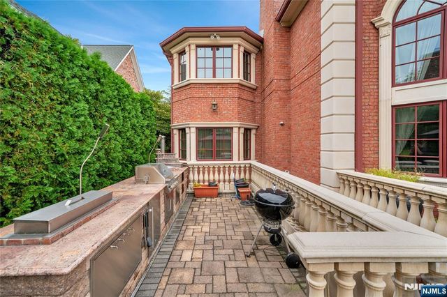 2 Euclid Road, Fort Lee, NJ 07024