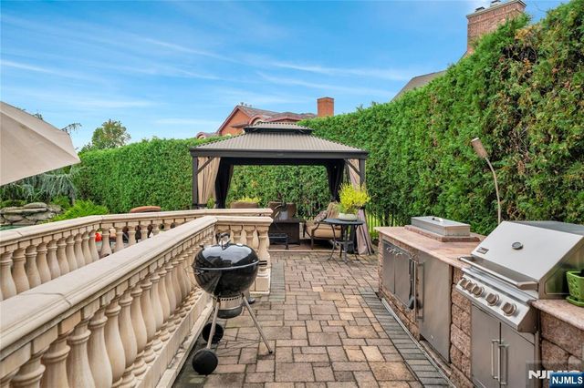 2 Euclid Road, Fort Lee, NJ 07024