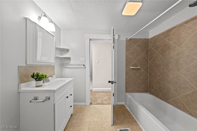 1624 May Place NE, Canton, OH 44705