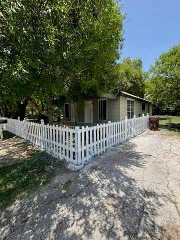 111 White Oak ST, Lockhart, TX 78644