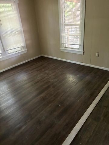111 White Oak ST, Lockhart, TX 78644