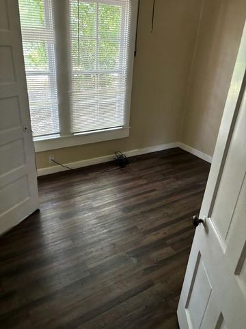 111 White Oak ST, Lockhart, TX 78644