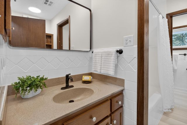 1973 Eldridge Avenue W, Roseville, MN 55113