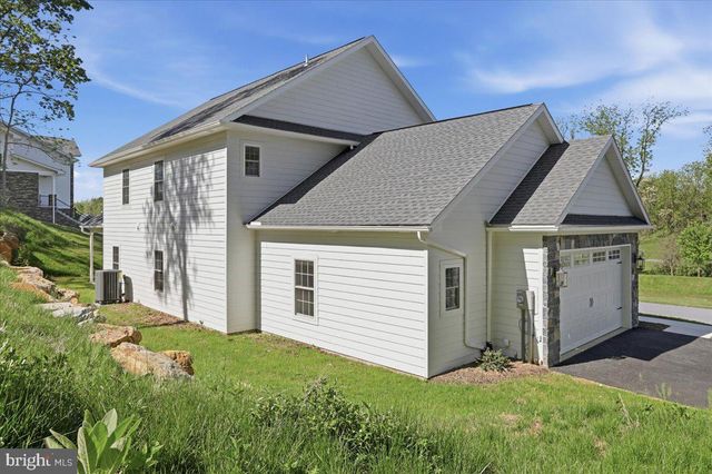 130 WOODBRIAR DR, Chambersburg, PA 17202