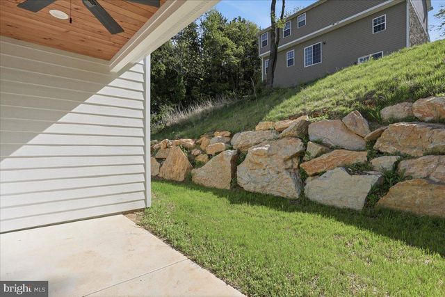 130 WOODBRIAR DR, Chambersburg, PA 17202
