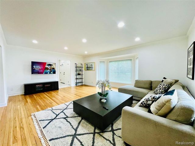 60 Devon Road, Bloomfield Hills, MI 48302