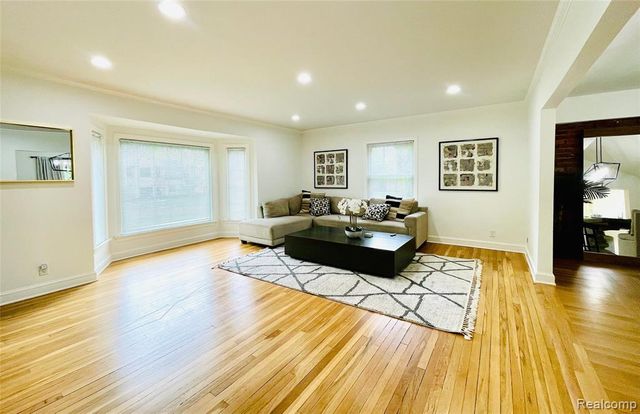 60 Devon Road, Bloomfield Hills, MI 48302