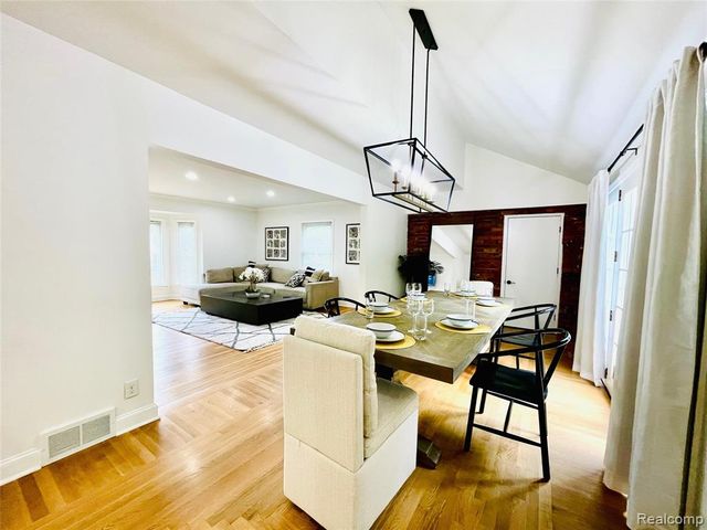 60 Devon Road, Bloomfield Hills, MI 48302