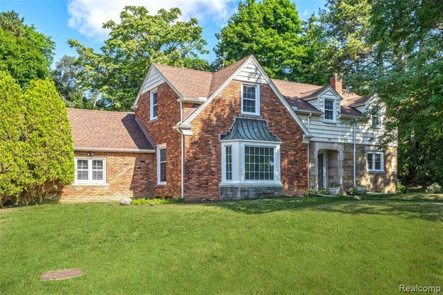 60 Devon Road, Bloomfield Hills, MI 48302