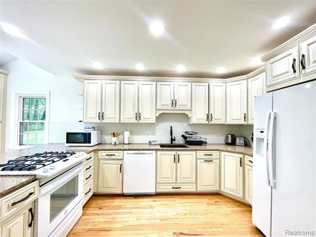 60 Devon Road, Bloomfield Hills, MI 48302