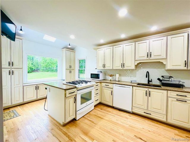60 Devon Road, Bloomfield Hills, MI 48302