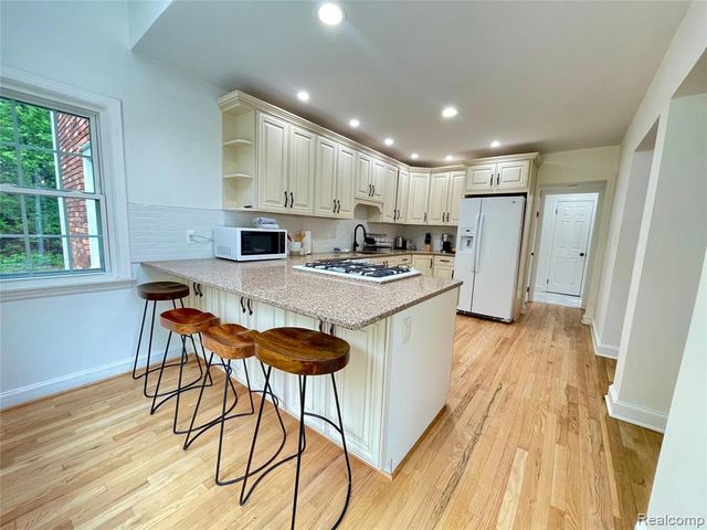 60 Devon Road, Bloomfield Hills, MI 48302