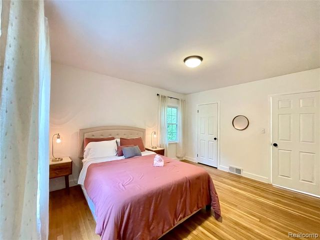 60 Devon Road, Bloomfield Hills, MI 48302