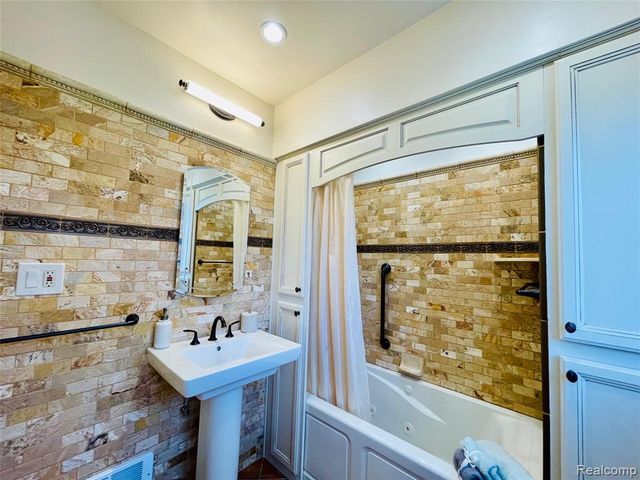 60 Devon Road, Bloomfield Hills, MI 48302