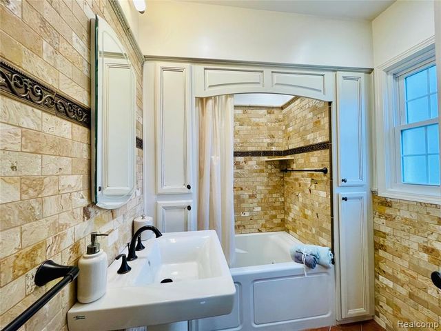60 Devon Road, Bloomfield Hills, MI 48302