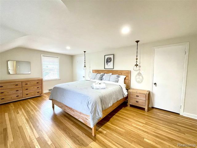 60 Devon Road, Bloomfield Hills, MI 48302