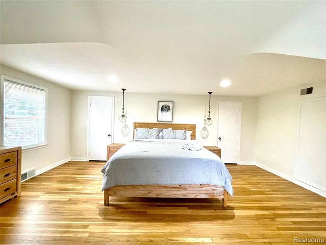 60 Devon Road, Bloomfield Hills, MI 48302