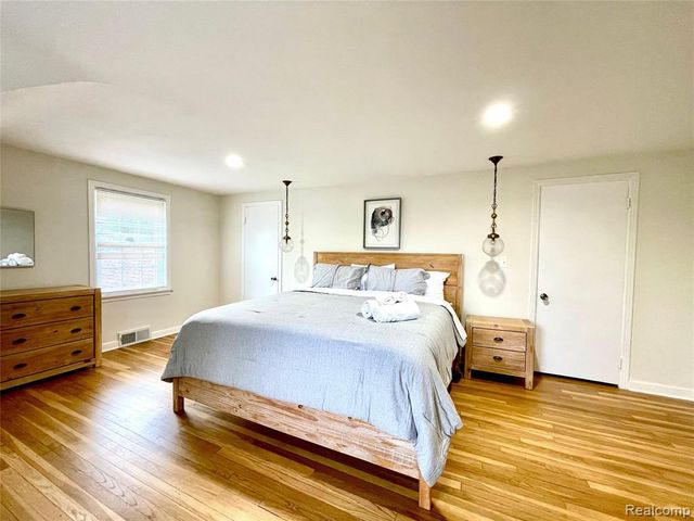 60 Devon Road, Bloomfield Hills, MI 48302