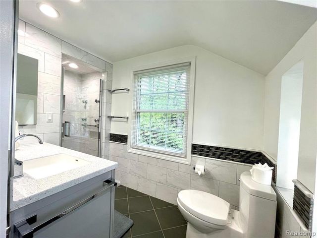 60 Devon Road, Bloomfield Hills, MI 48302