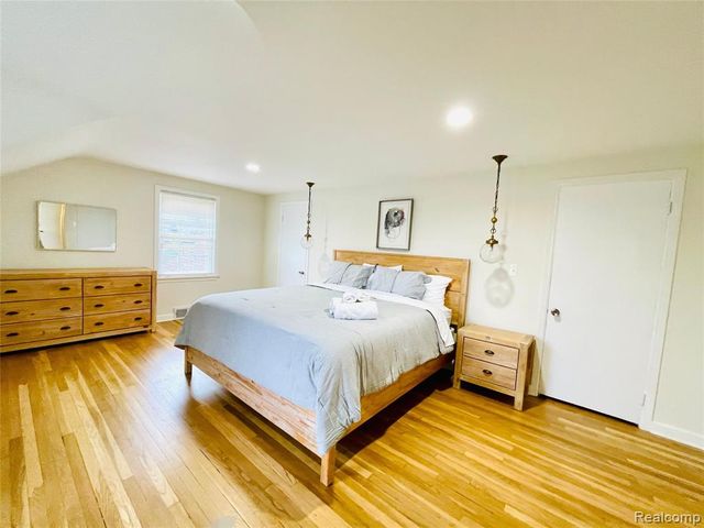 60 Devon Road, Bloomfield Hills, MI 48302