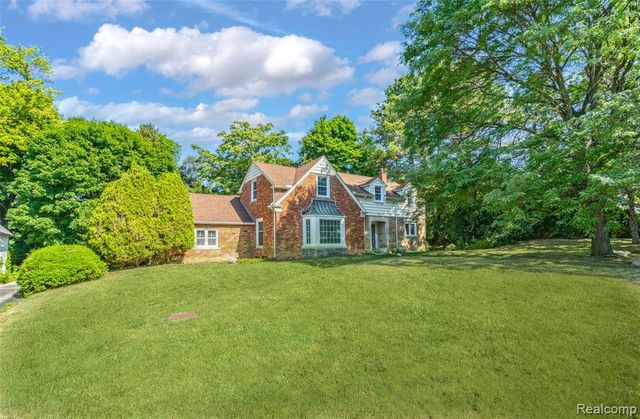 60 Devon Road, Bloomfield Hills, MI 48302