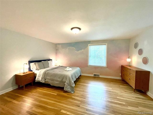 60 Devon Road, Bloomfield Hills, MI 48302