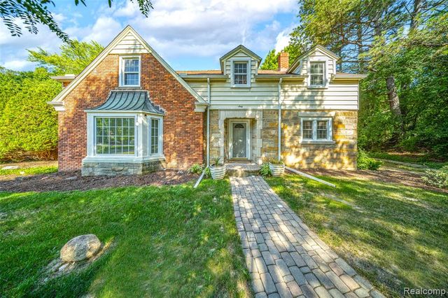 60 Devon Road, Bloomfield Hills, MI 48302