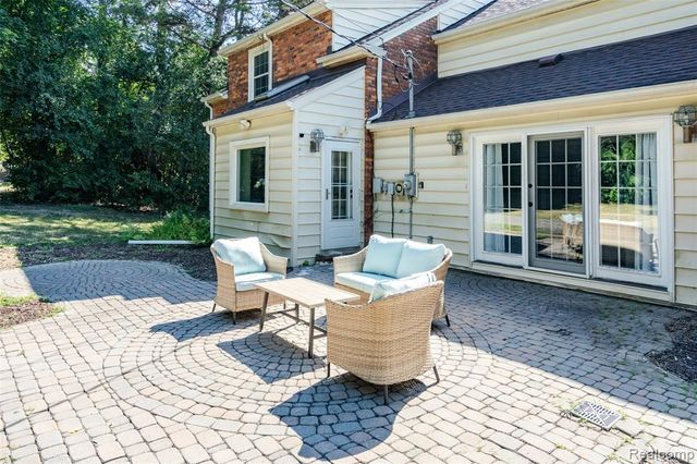 60 Devon Road, Bloomfield Hills, MI 48302