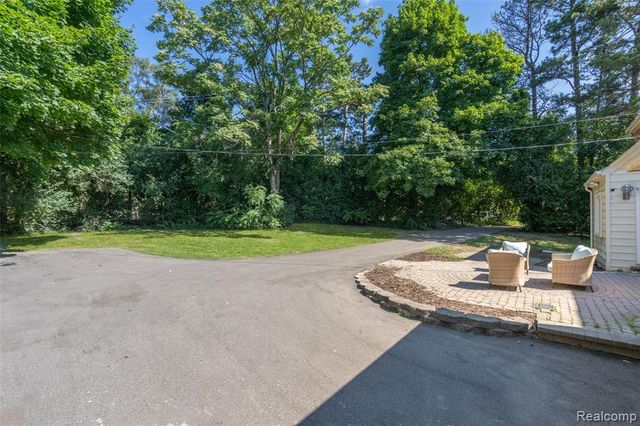 60 Devon Road, Bloomfield Hills, MI 48302