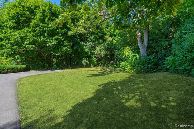 60 Devon Road, Bloomfield Hills, MI 48302