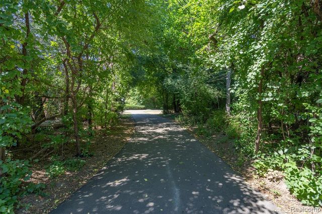 60 Devon Road, Bloomfield Hills, MI 48302