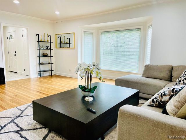 60 Devon Road, Bloomfield Hills, MI 48302