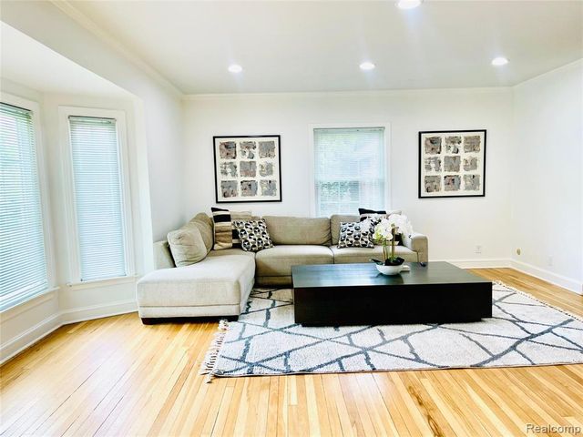 60 Devon Road, Bloomfield Hills, MI 48302