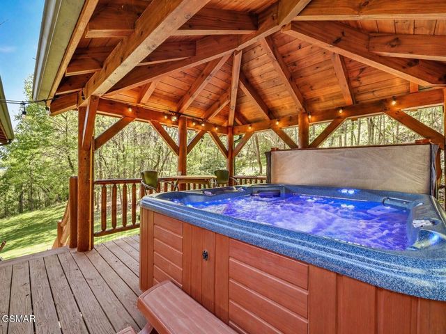 2414 Walnut Cove Way, Sevierville, TN 37862