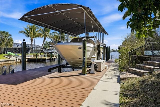 2105 Ottersrest LN, Cape Coral, FL 33990