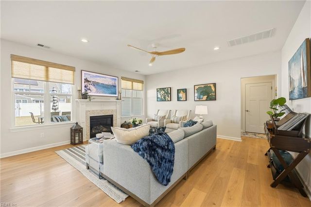 213 Werdna LN, Chesapeake, VA 23322