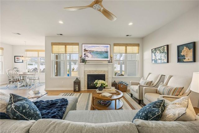 213 Werdna LN, Chesapeake, VA 23322