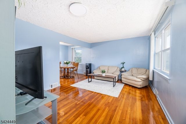 40 South Dr, Rochelle Park Twp., NJ 07662