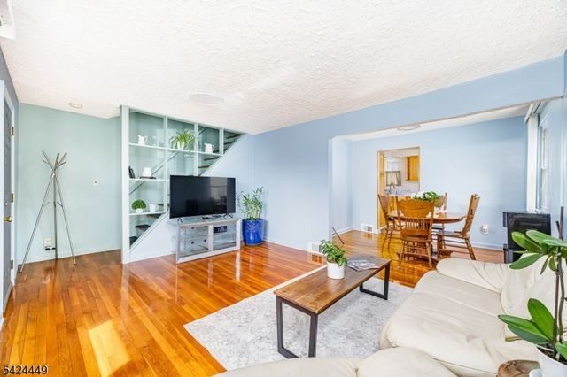 40 South Dr, Rochelle Park Twp., NJ 07662